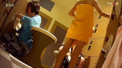 10月大众温泉洗浴场女宾换衣间内部真实偷拍 非常给力环肥燕瘦多个年龄段 稀疏阴毛性感小姐姐风韵犹存美少妇亮点多